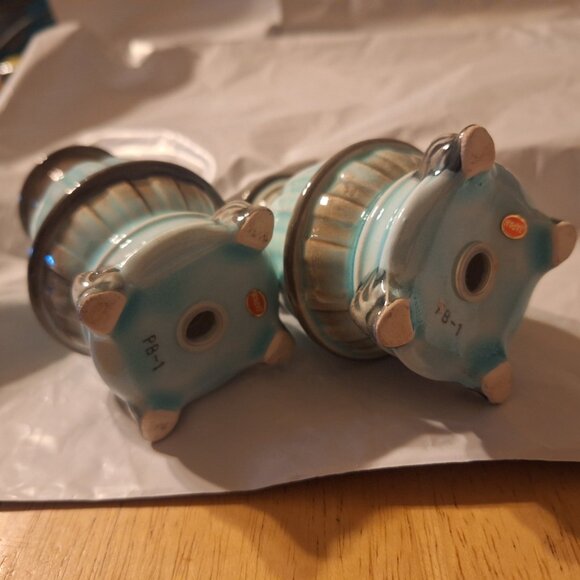 Ceramic wood burning stove salt and pepper shakers - Picture 7 of 7